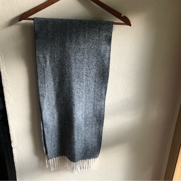 100% Lambswool Scarf. Made in Italy. Grey/Cream Herringbone Pattern 56" x 12" - Picture 10 of 13